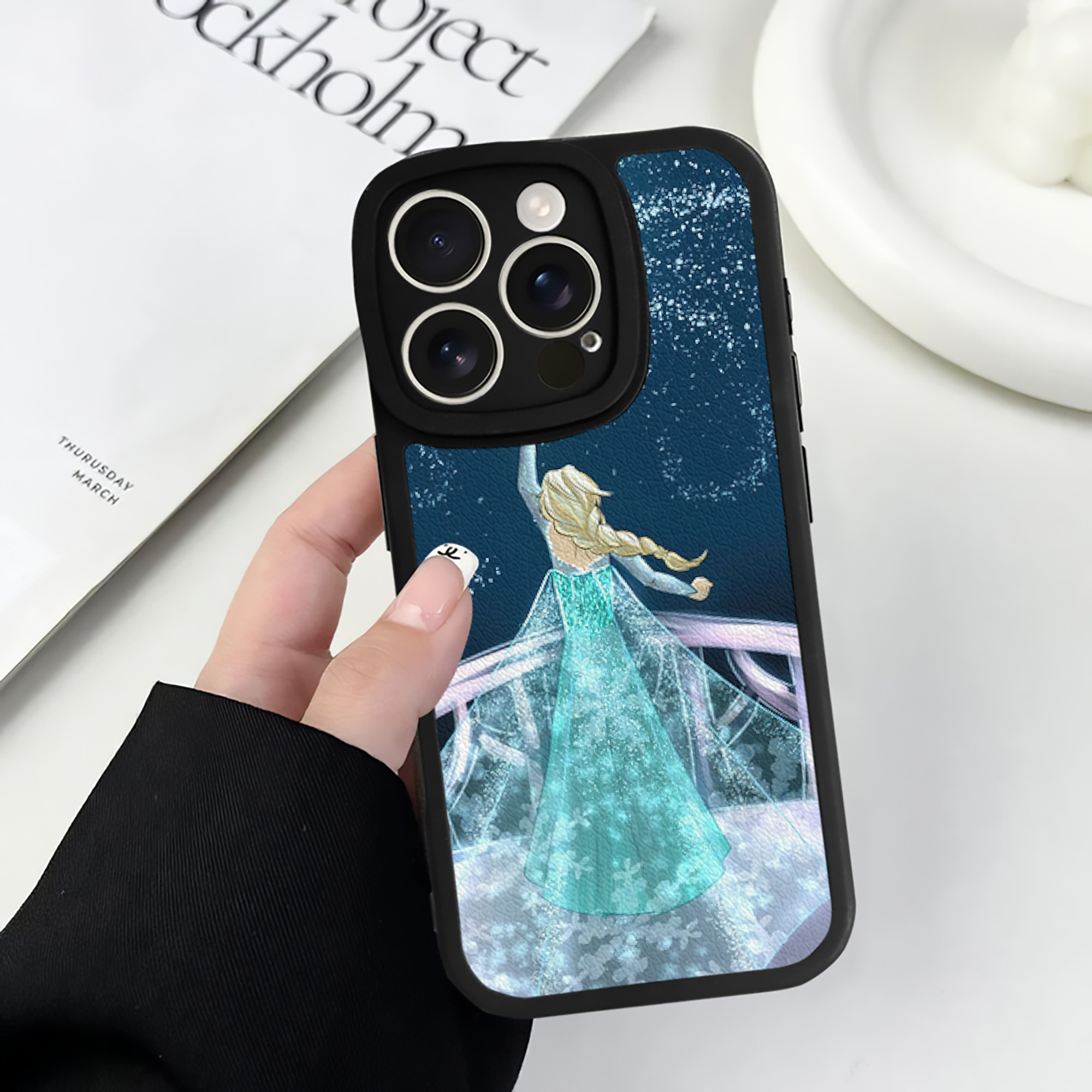 （画像用） アナと雪の女王 アンナ エルサ Frozen Anna Elsa 【iPhone 16シリーズ対応】シリコンスマホケース（レザー調） 材質：シリコン